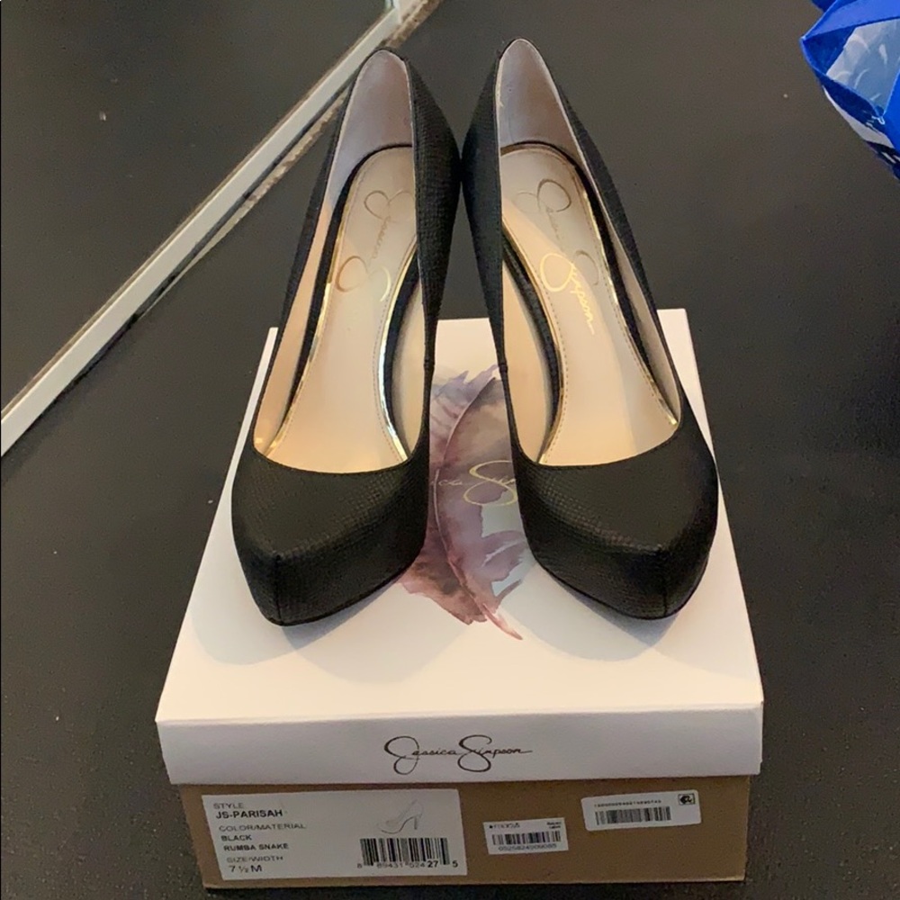 Black pumps